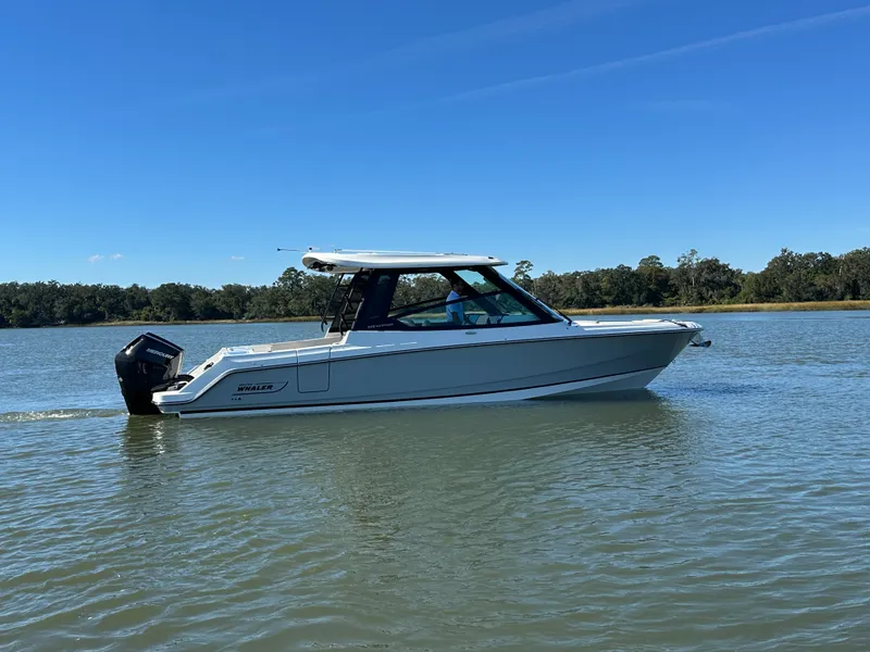 Slide: The Image of Boston Whaler 330 Vantage 2026 - 6