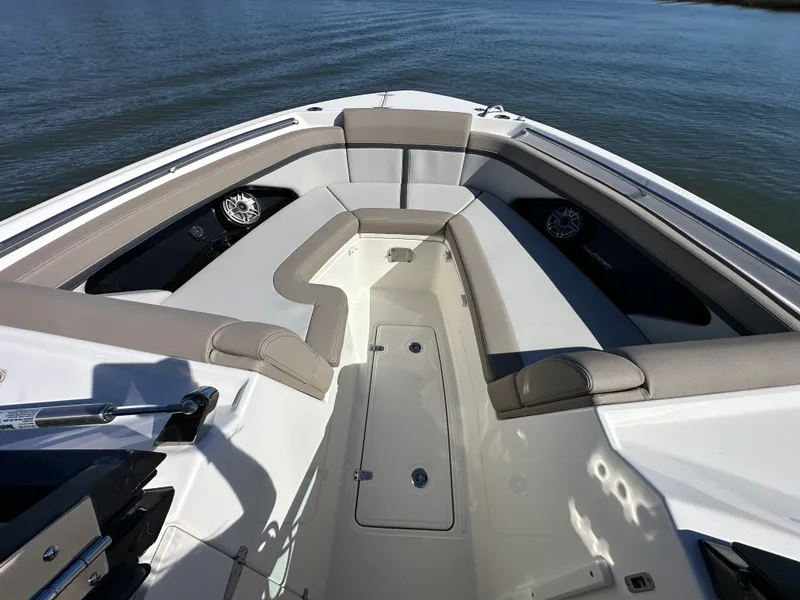 Slide: The Image of Boston Whaler 330 Vantage 2026 - 7