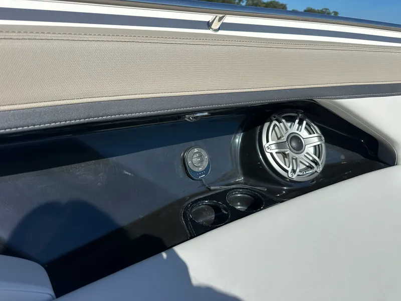 Slide: The Image of Boston Whaler 330 Vantage 2026 - 8