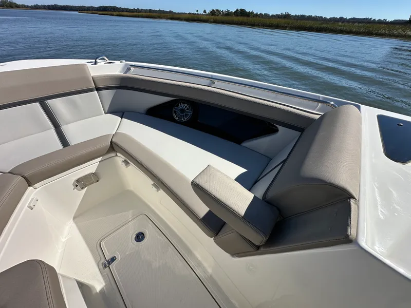 Slide: The Image of Boston Whaler 330 Vantage 2026 - 9