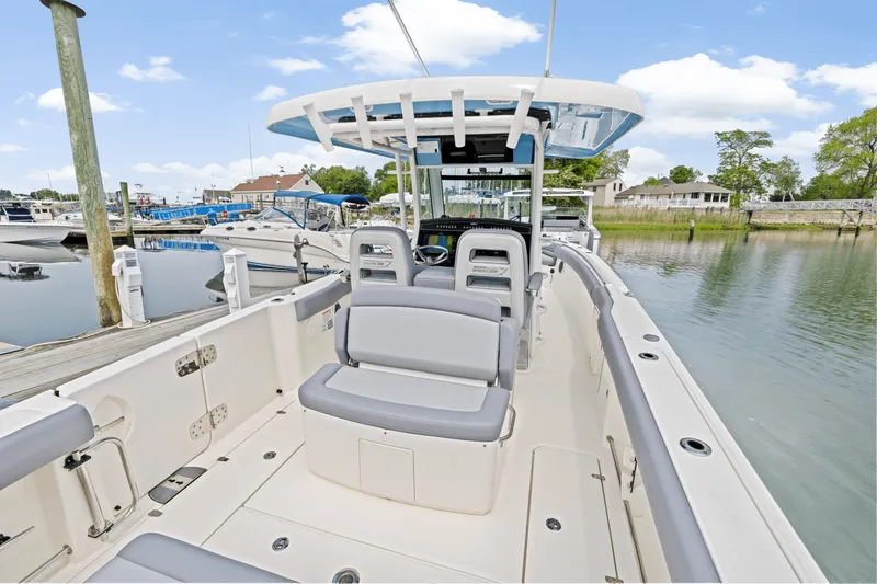 Slide: The Image of Boston Whaler 330 Outrage 2025 - 10