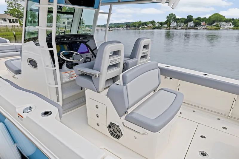 Slide: The Image of Boston Whaler 330 Outrage 2025 - 11