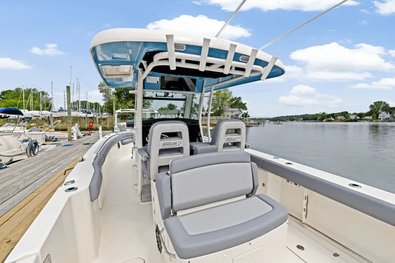Slide: The Image of Boston Whaler 330 Outrage 2025 - 13