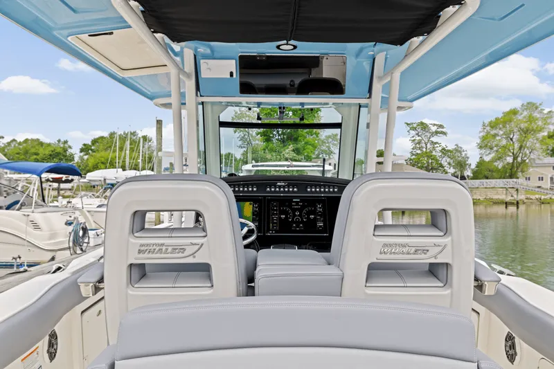 Slide: The Image of Boston Whaler 330 Outrage 2025 - 14