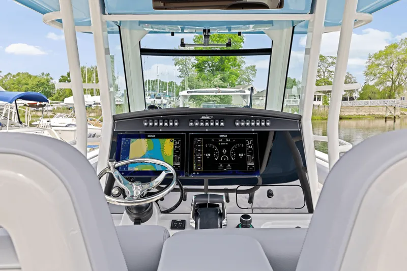 Slide: The Image of Boston Whaler 330 Outrage 2025 - 15