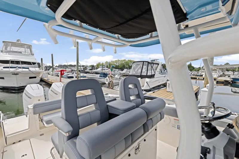 Slide: The Image of Boston Whaler 330 Outrage 2025 - 16