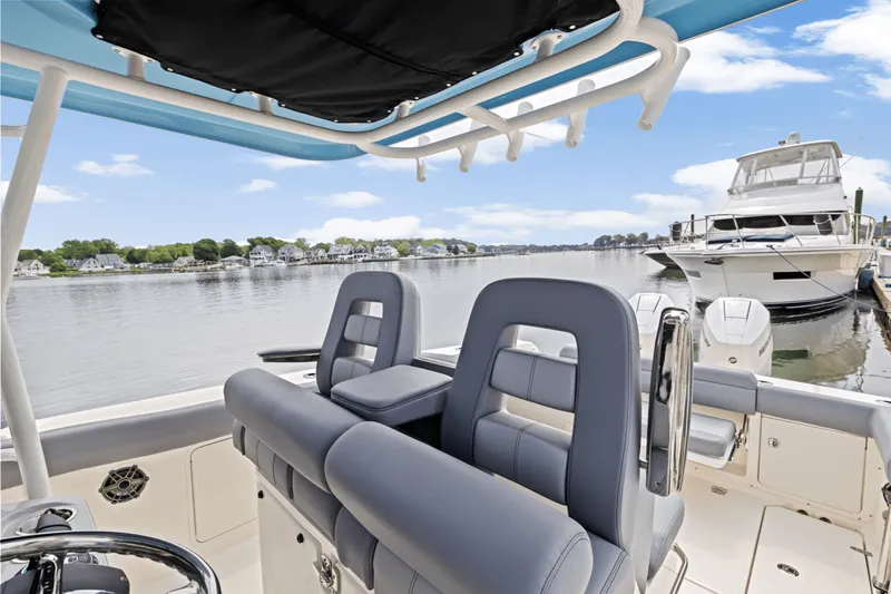 Slide: The Image of Boston Whaler 330 Outrage 2025 - 17