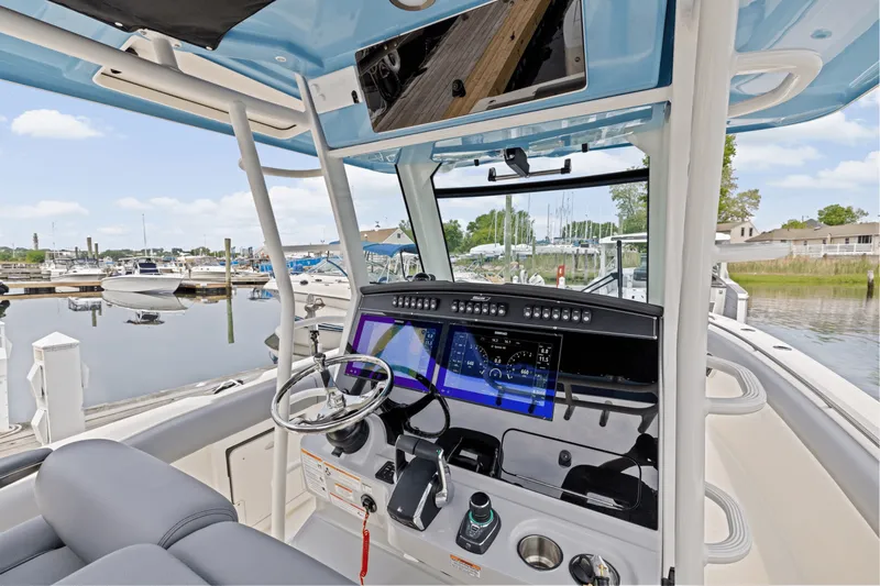 Slide: The Image of Boston Whaler 330 Outrage 2025 - 18