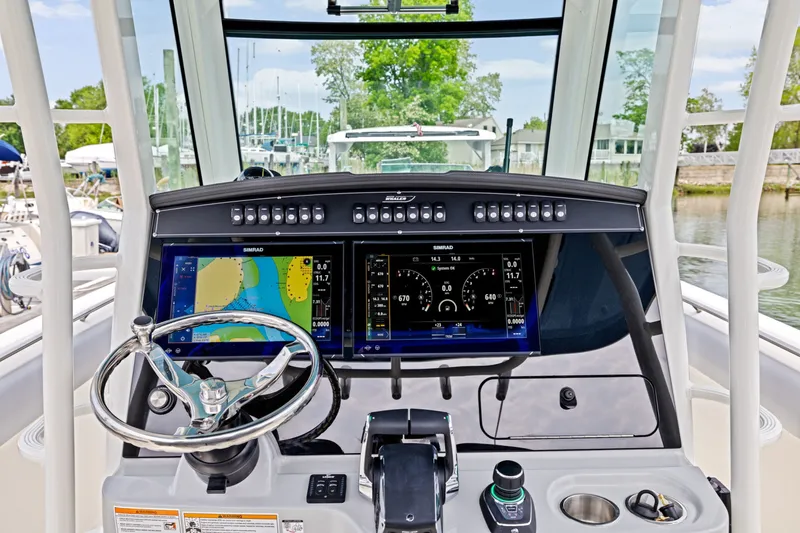 Slide: The Image of Boston Whaler 330 Outrage 2025 - 20