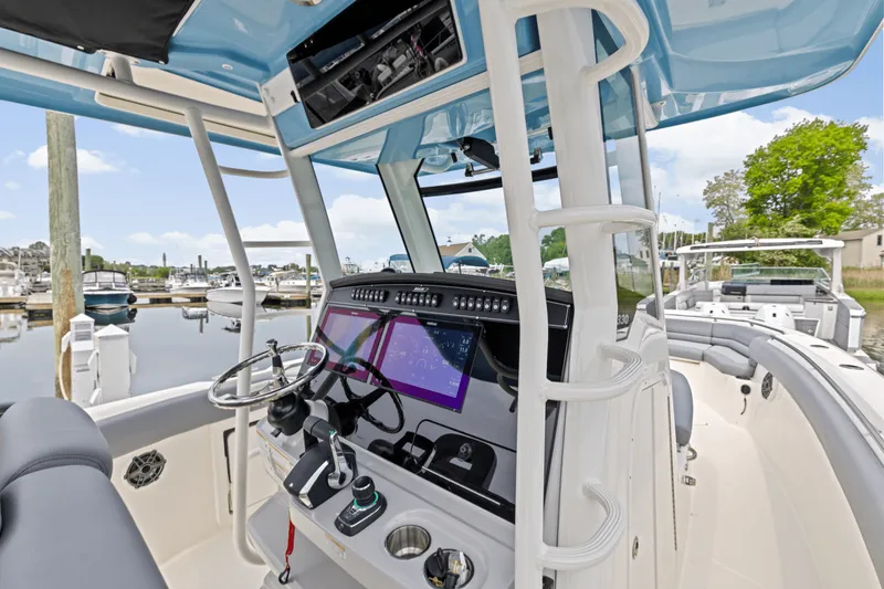 Slide: The Image of Boston Whaler 330 Outrage 2025 - 23