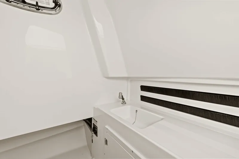 Slide: The Image of Boston Whaler 330 Outrage 2025 - 28