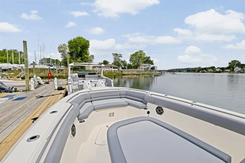 Slide: The Image of Boston Whaler 330 Outrage 2025 - 30