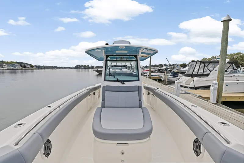 Slide: The Image of Boston Whaler 330 Outrage 2025 - 31