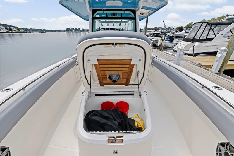Slide: The Image of Boston Whaler 330 Outrage 2025 - 32