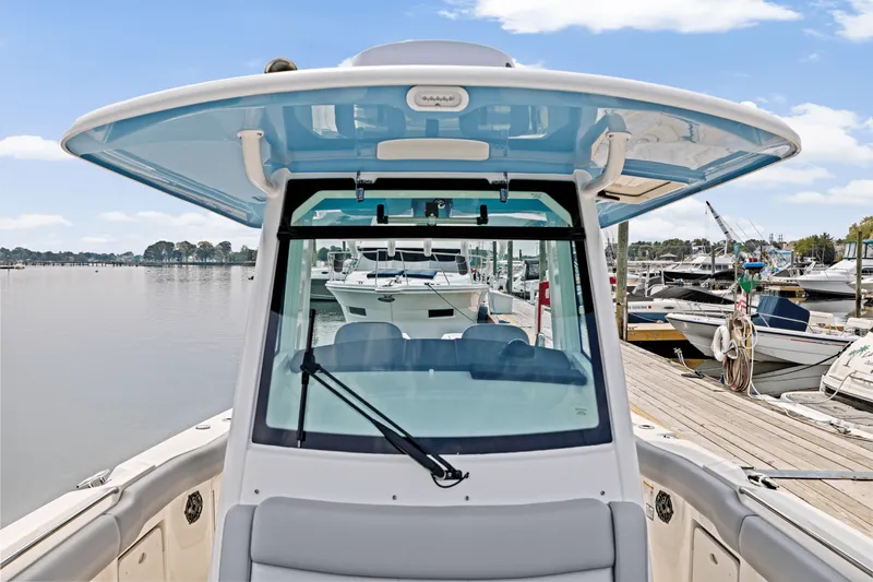 Slide: The Image of Boston Whaler 330 Outrage 2025 - 33