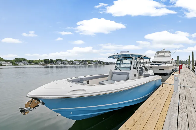 Slide: The Image of Boston Whaler 330 Outrage 2025 - 5