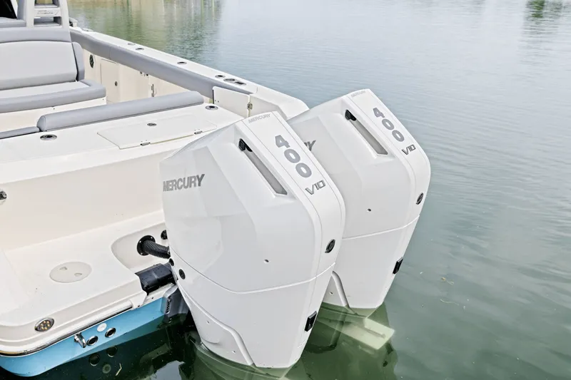 Slide: The Image of Boston Whaler 330 Outrage 2025 - 6