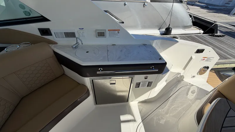 Slide: The Image of Sea Ray Sundancer 320 Outboard 2026 - 14
