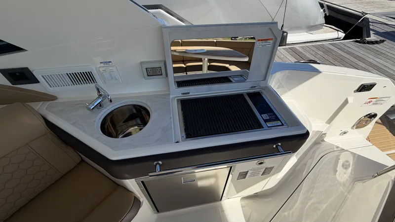 Slide: The Image of Sea Ray Sundancer 320 Outboard 2026 - 15