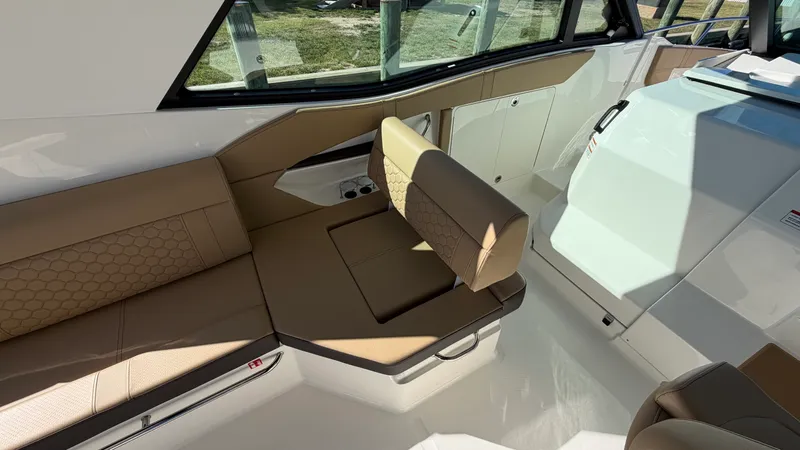 Slide: The Image of Sea Ray Sundancer 320 Outboard 2026 - 19