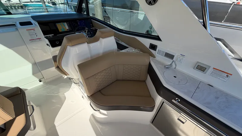 Slide: The Image of Sea Ray Sundancer 320 Outboard 2026 - 21