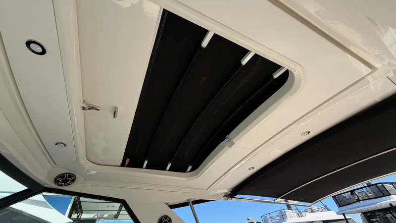 Slide: The Image of Sea Ray Sundancer 320 Outboard 2026 - 28