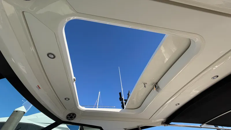 Slide: The Image of Sea Ray Sundancer 320 Outboard 2026 - 29