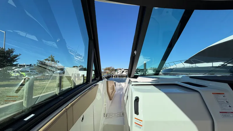 Slide: The Image of Sea Ray Sundancer 320 Outboard 2026 - 31