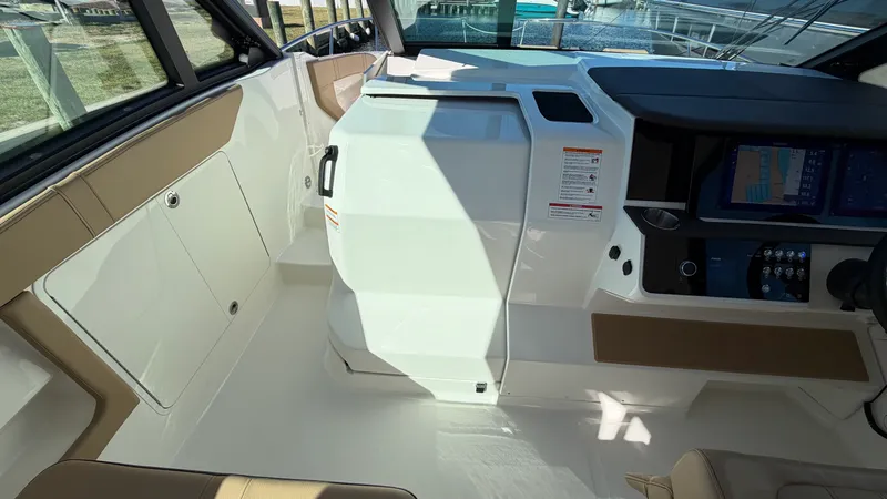 Slide: The Image of Sea Ray Sundancer 320 Outboard 2026 - 35