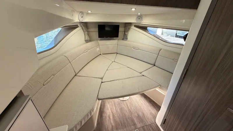 Slide: The Image of Sea Ray Sundancer 320 Outboard 2026 - 38