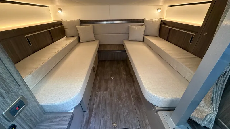 Slide: The Image of Sea Ray Sundancer 320 Outboard 2026 - 39