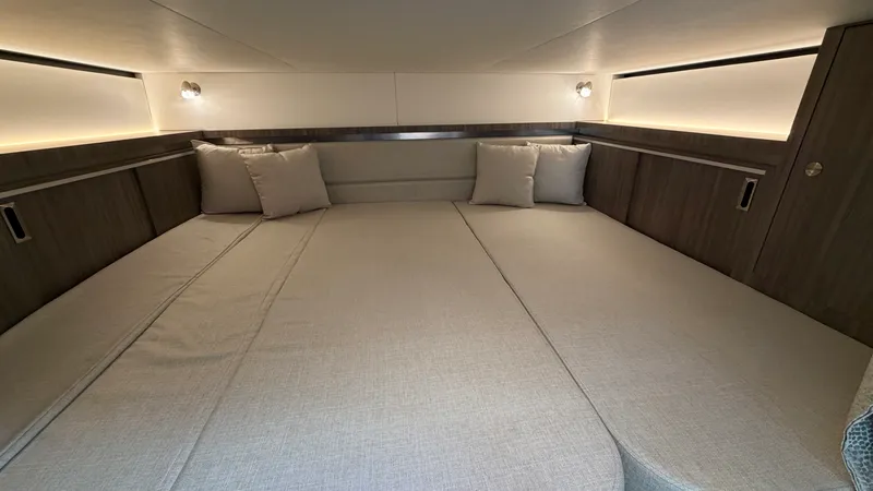 Slide: The Image of Sea Ray Sundancer 320 Outboard 2026 - 40