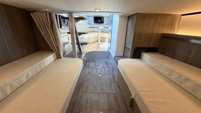 Slide: The Image of Sea Ray Sundancer 320 Outboard 2026 - 43