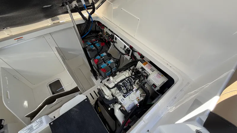 Slide: The Image of Sea Ray Sundancer 320 Outboard 2026 - 49