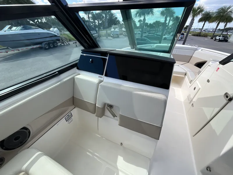 Slide: The Image of Boston Whaler 280 Vantage 2026 - 11