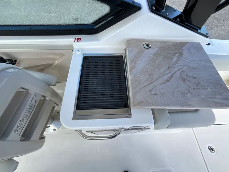 Slide: The Image of Boston Whaler 280 Vantage 2026 - 12