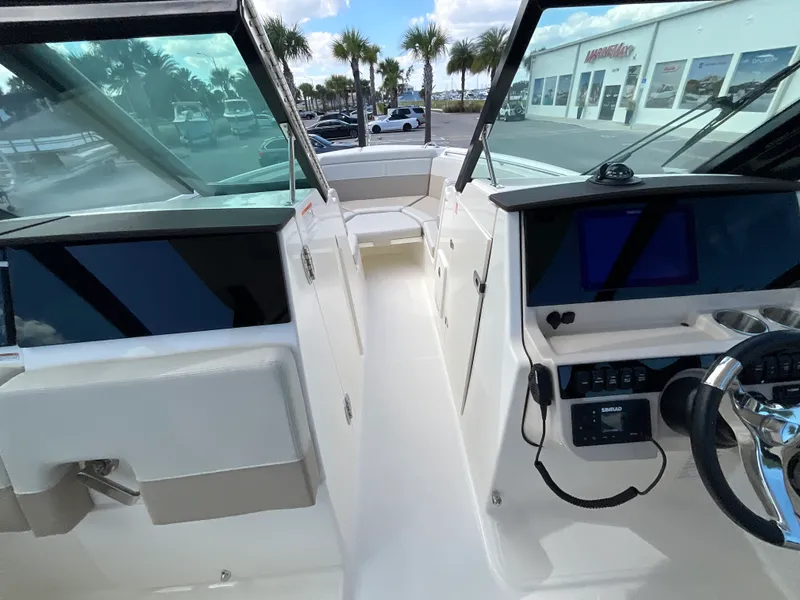 Slide: The Image of Boston Whaler 280 Vantage 2026 - 13
