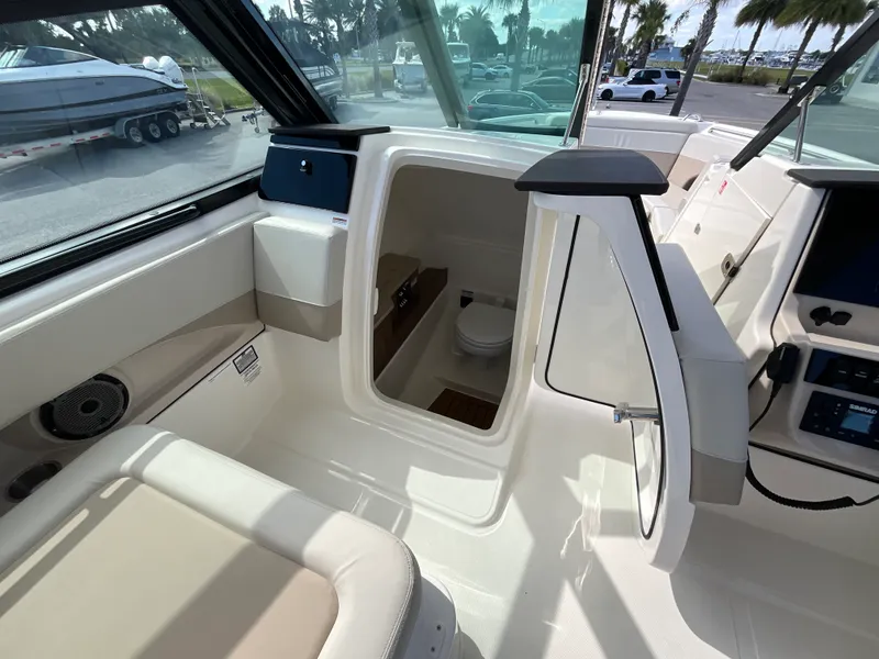 Slide: The Image of Boston Whaler 280 Vantage 2026 - 14