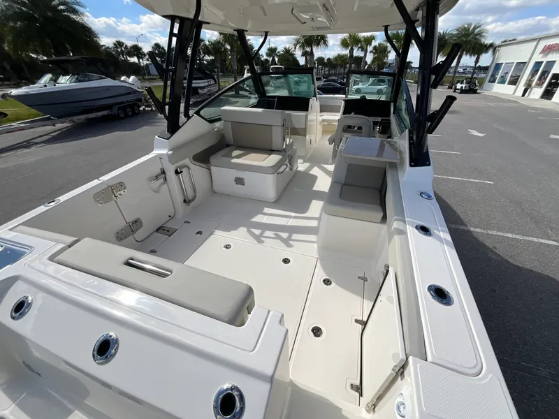 Slide: The Image of Boston Whaler 280 Vantage 2026 - 15