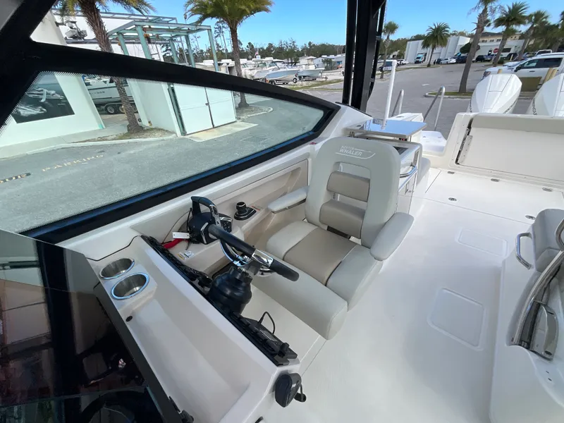 Slide: The Image of Boston Whaler 280 Vantage 2026 - 16