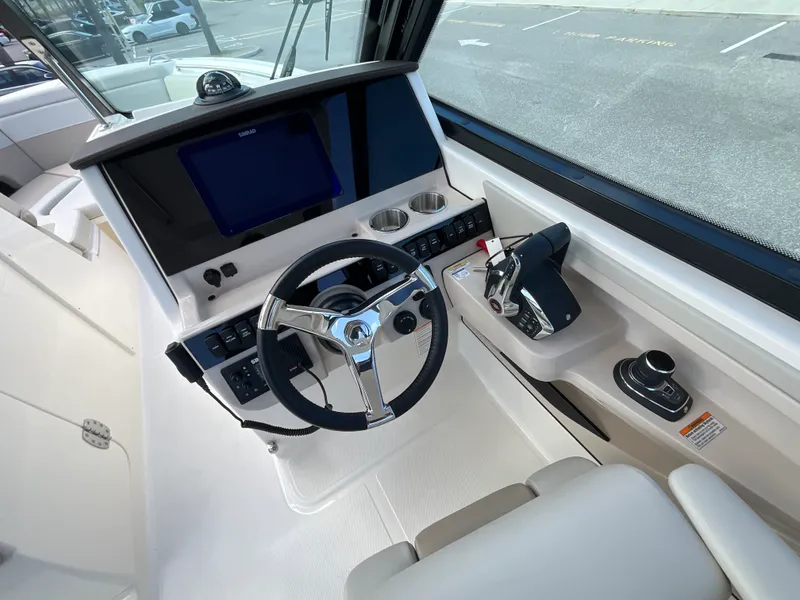 Slide: The Image of Boston Whaler 280 Vantage 2026 - 5