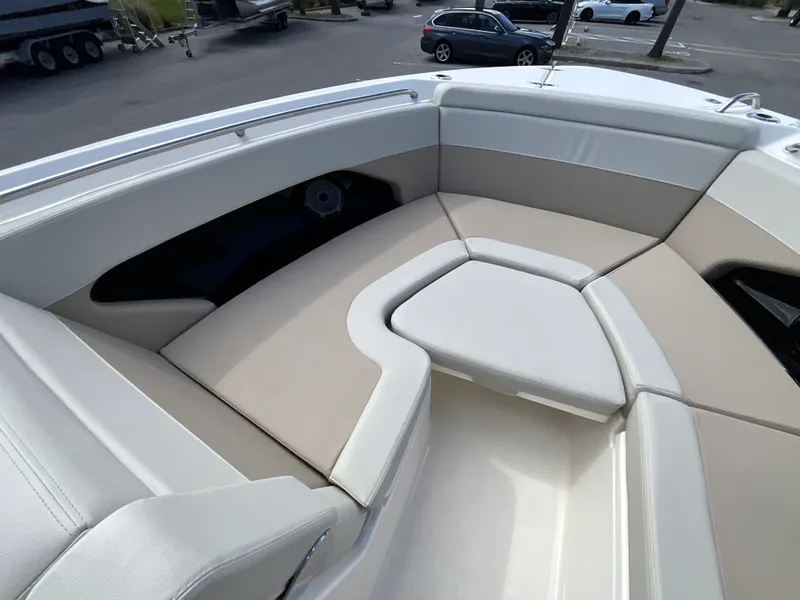 Slide: The Image of Boston Whaler 280 Vantage 2026 - 6