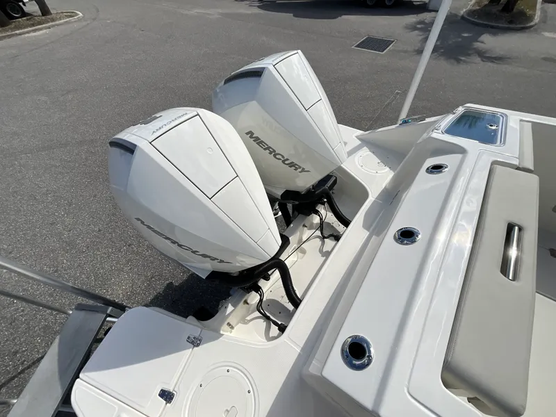 Slide: The Image of Boston Whaler 280 Vantage 2026 - 7