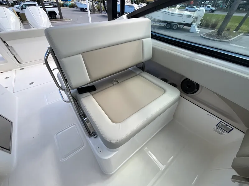Slide: The Image of Boston Whaler 280 Vantage 2026 - 8
