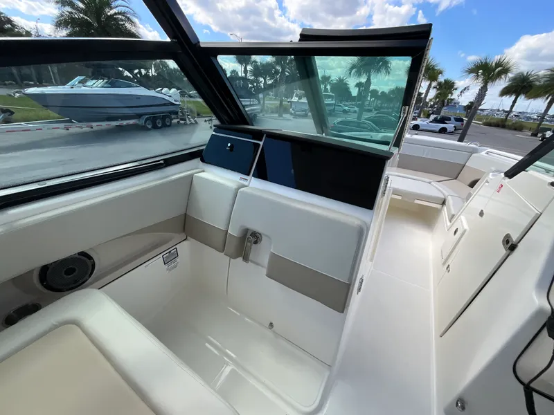 Slide: The Image of Boston Whaler 280 Vantage 2026 - 9
