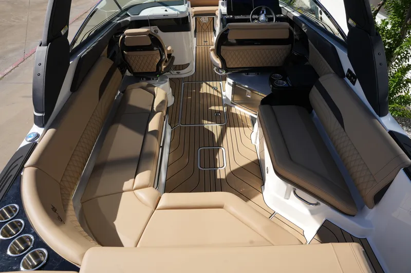 Slide: The Image of Sea Ray SLX 280 2026 - 10