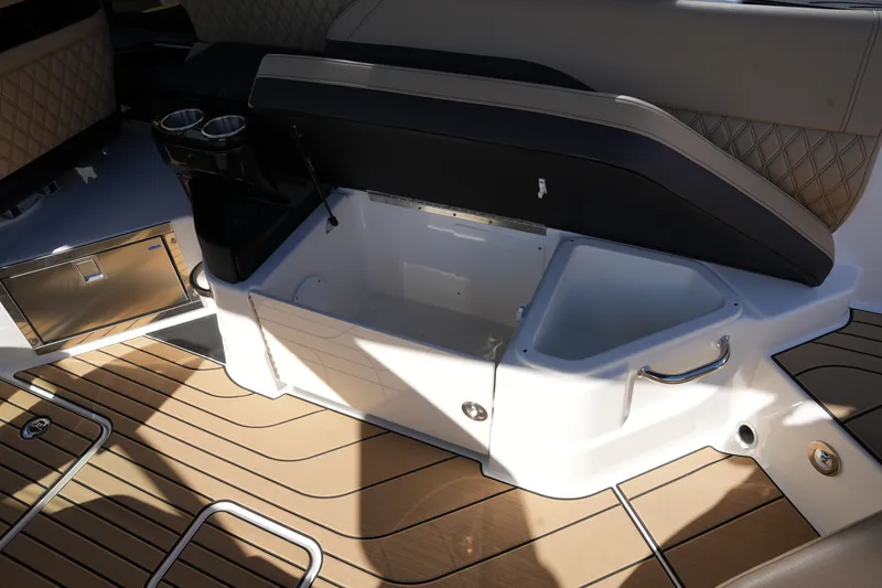 Slide: The Image of Sea Ray SLX 280 2026 - 17
