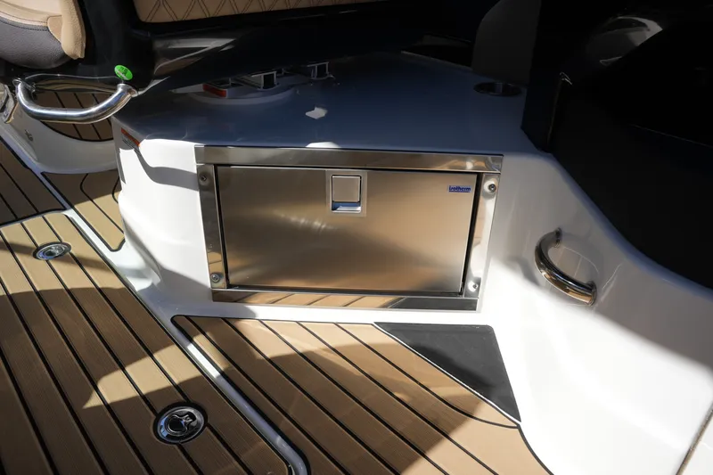 Slide: The Image of Sea Ray SLX 280 2026 - 20