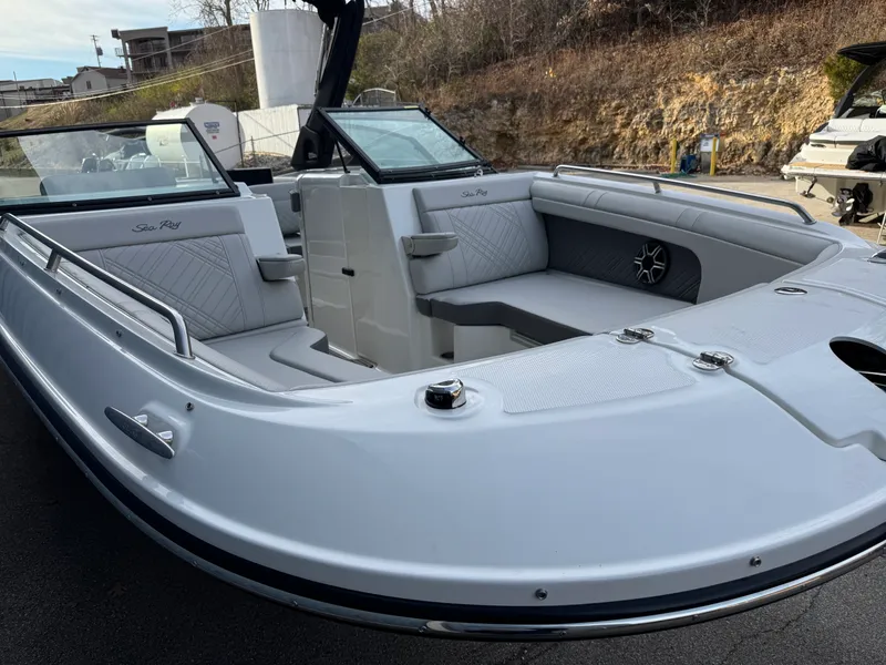 Slide: The Image of Sea Ray SDX 290 2026 - 10