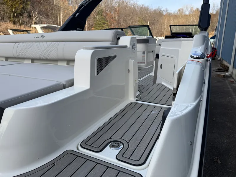 Slide: The Image of Sea Ray SDX 290 2026 - 16